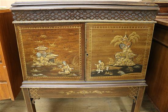 An early 20th century 78rpm wind-up gramophone player in chinoiserie-decorated cabinet, W. H. Barnes, London, W.75cm